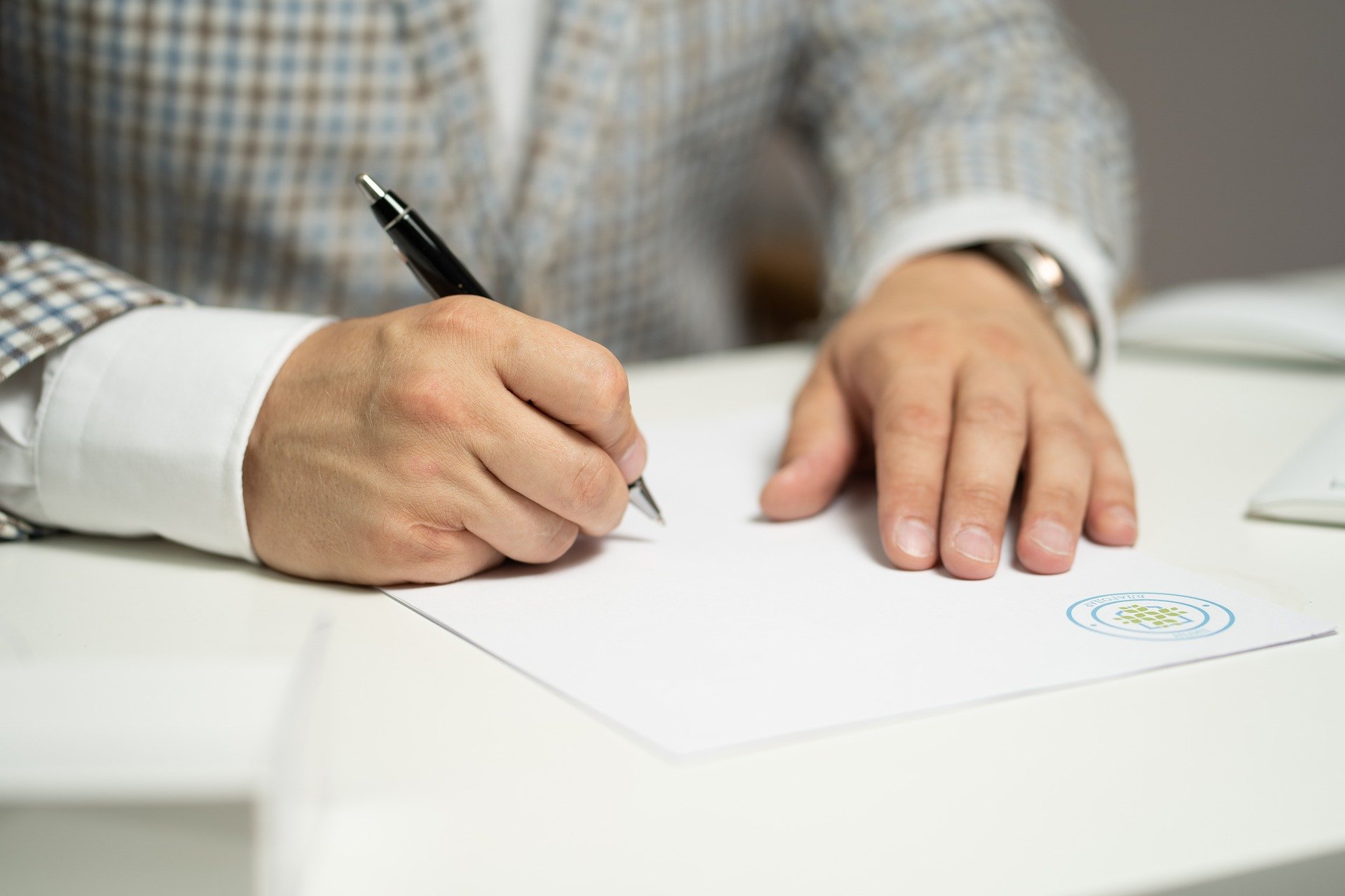 ¿Qué acepta cuando firma un subcontrato?